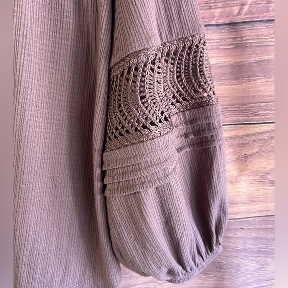 Textured Jersey V-Neck Crochet Long Sleeve Top - Picture 7 of 9